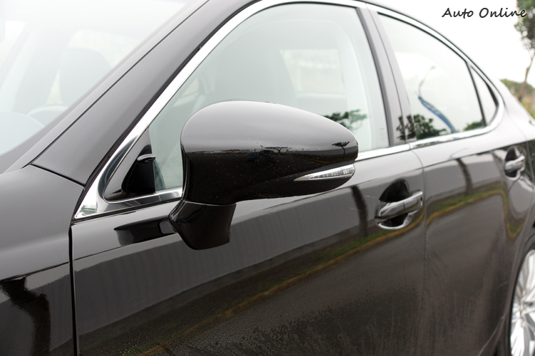 電動後視鏡在倒車時會自動向下調整。