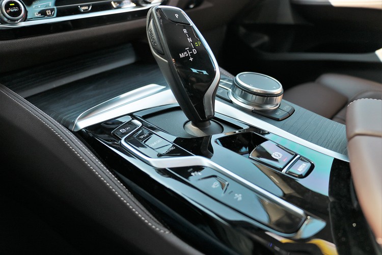 Steptronic運動化八速手自排變速箱,可透過方向盤或者排檔桿切換至手動模式。