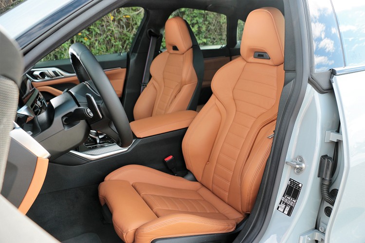 雙前座椅在跑車化與豪華感中找到最完美的平衡點。