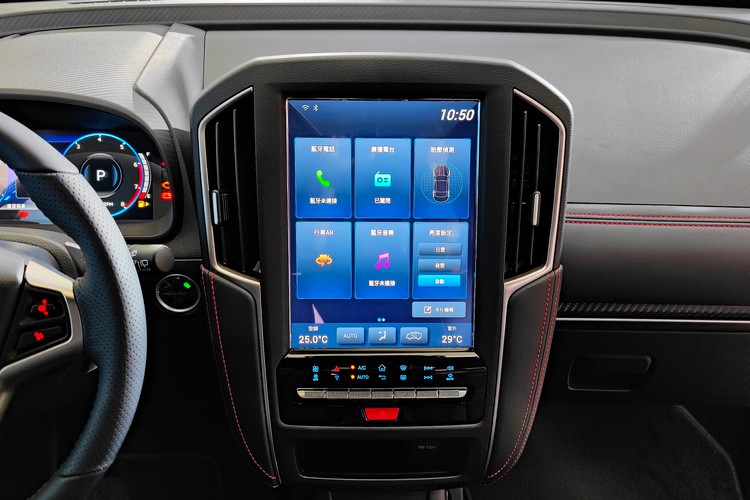中控螢幕的系統升級至LUXGEN THINK+ 5.0,功能上主要是增加了對Apple Carplay與Android Auto的支援(試駕時此兩系統正在國外審驗階段所以還未開通)