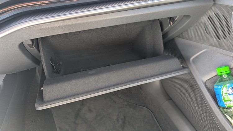 手套箱空間形狀也算方正,同樣有很好的收納實用性