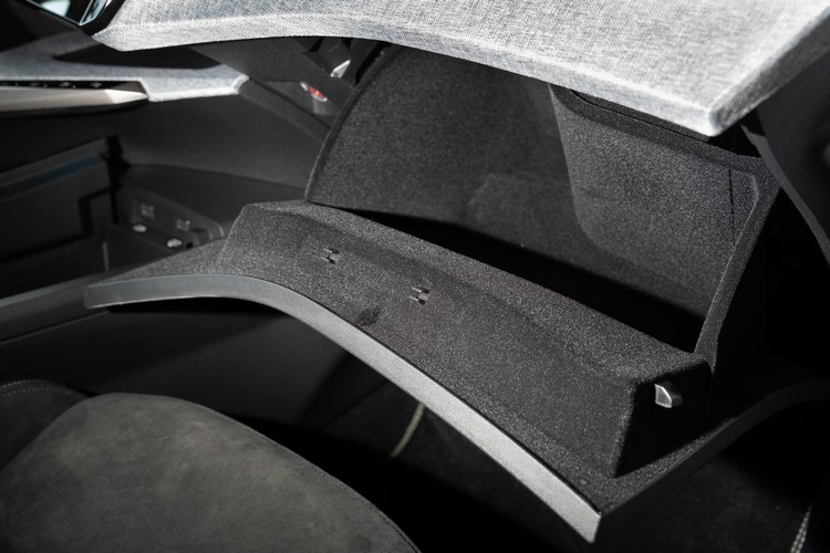 手套箱空間不算方正會影響些實用性