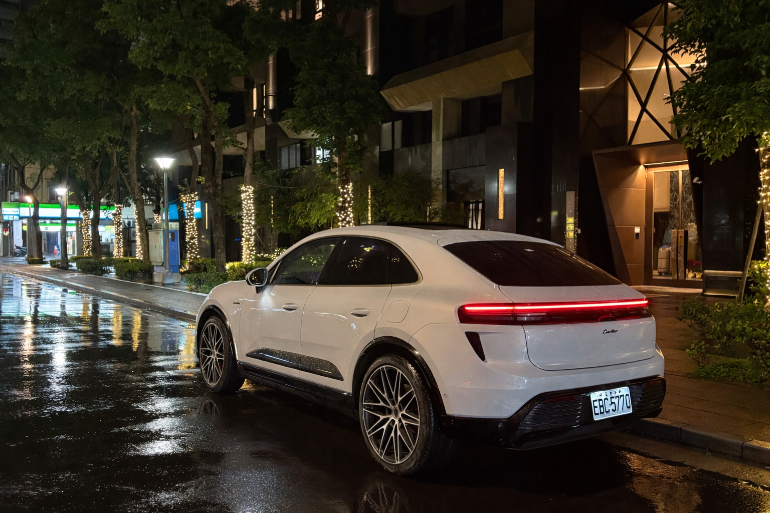 這代車型的風阻係數降到了驚人的 0.25Cd，這不僅是為了節能，更是為了靜肅性。