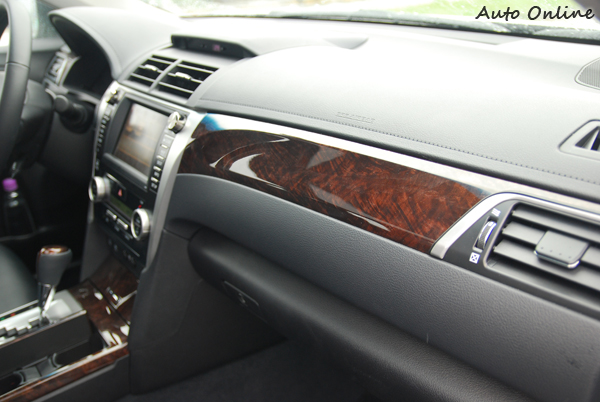 Camry Hybrid內裝採用專屬之深色典雅梨木紋飾板。