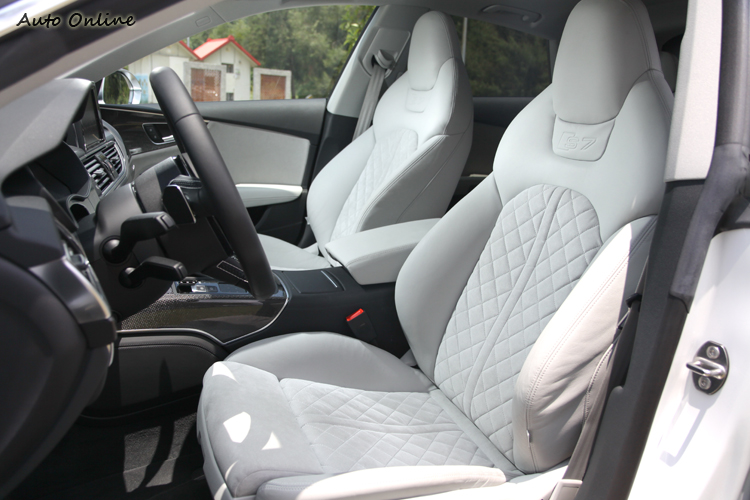 造型與質感皆屬上乘的座椅真是好看,不過由此也可推知S7並非全然戰鬥走向的車款。