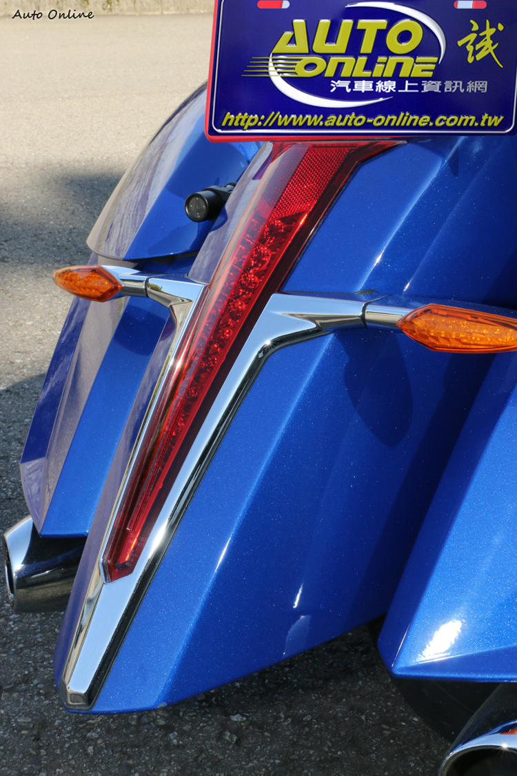 有如鑲滿寶石的十字架造型後尾燈相當好看。