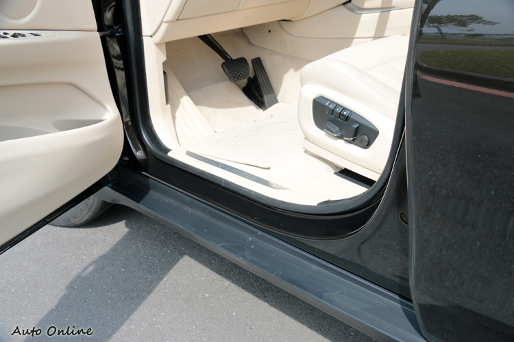 車門檻較突出,下車時很容易不經意觸碰到。