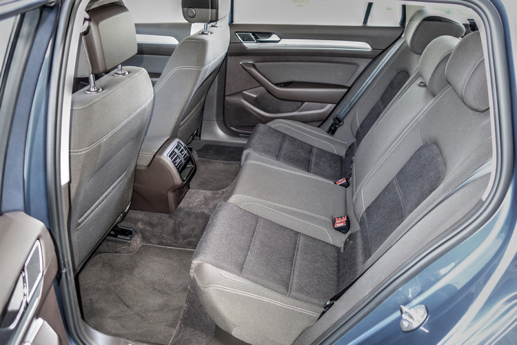 後座空間是Passat的最大優勢,可惜布椅用料普通,作工有欠細膩。