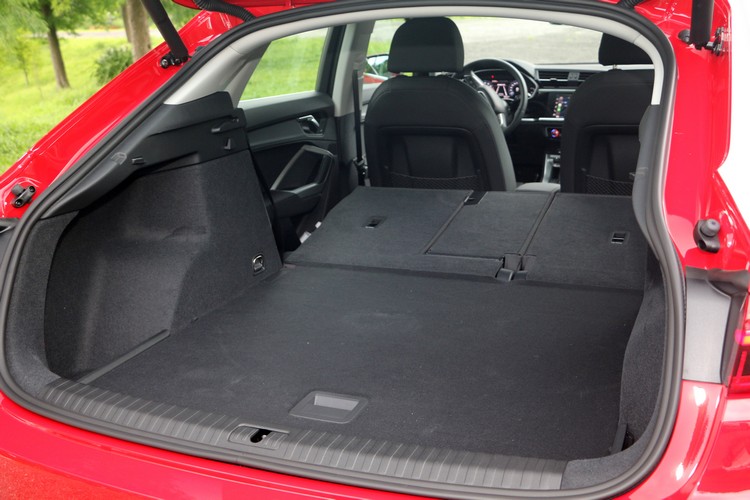 配合座椅傾倒機能,行李廂最多可提供1400公升的容量。