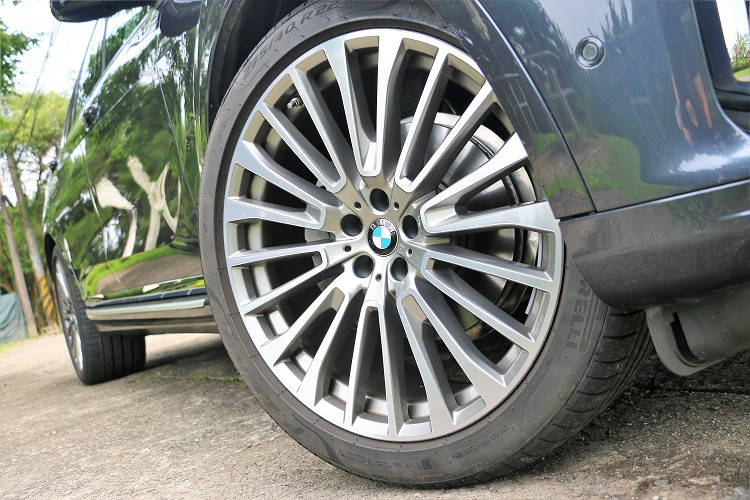 原廠直接給予22吋規格鋁圈,這樣才符合大器車格的比例美感。