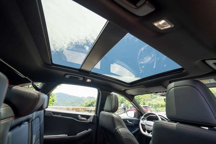 列為標配的電動天窗,面積又比前代增加不少。