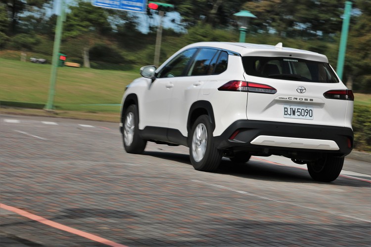 當你享受高轉時爆發140匹馬力的輕快動力時,就必須忍受它一公升14.5公里的油耗數字。