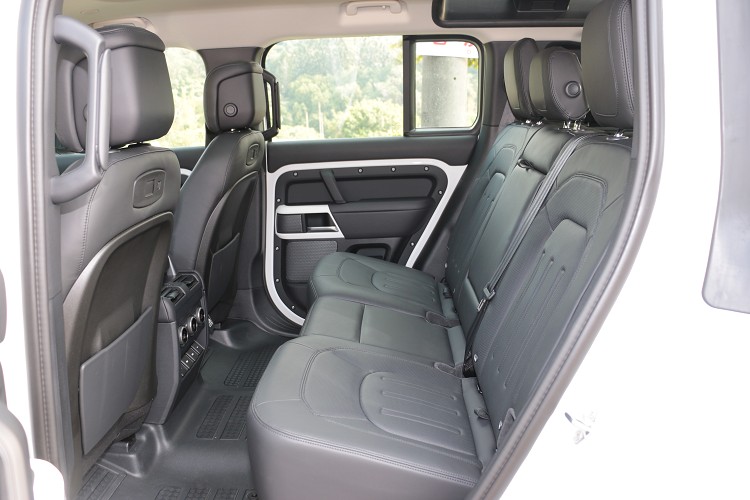 後座空間寬敞還可做角度調整,消費者也能選配三排七人座車型。