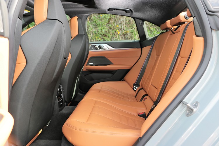 軸距加長後,後座空間更加寬敞,只有頭部受到流線車頂影響,有些微的壓迫感。