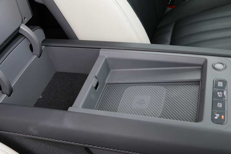 扶手內提供了無線充電座和儲藏空間,即使6.7吋手機也能輕鬆置入。