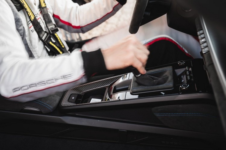 全新手排 911 GT3 比搭載 PDK 的前代車型快約 3.6 秒。