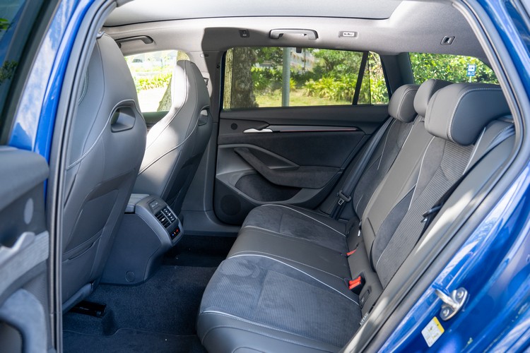 後座不僅頭部、腿部空間大,頭枕還有隱藏式側靠設計,並提供外掛的舒適保暖毯