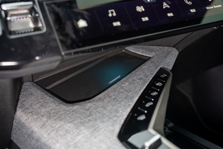 智慧手機無線充電板位置有點不好取放