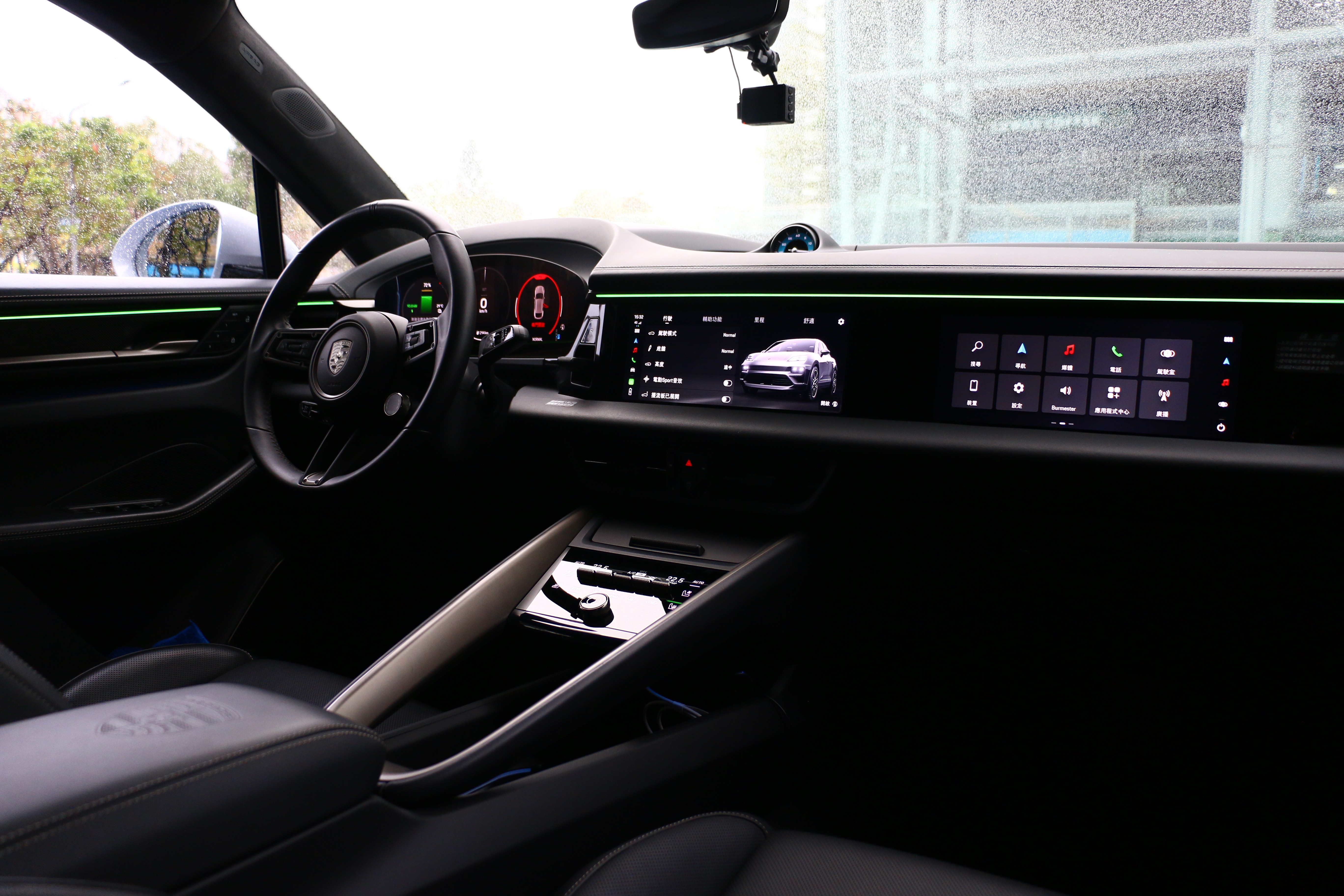 12.6 吋的曲面數位儀表與 10.9 吋的中控螢幕構成了視覺核心，但最令人驚艷的細節莫過於那條環繞整個前座的通訊燈條（Communication Light）。