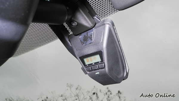 頂級的Camry Hybrid上內建了行車記錄器。