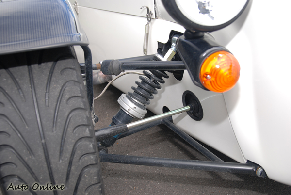 雙A臂式懸吊和露在外面的輪胎在外型上很難不吸引眾人目光。