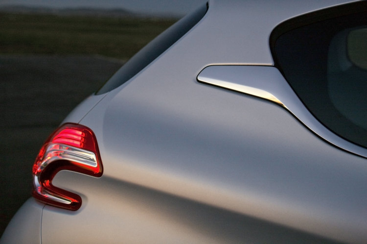 三門款專屬鍍鉻件,與迴力標形尾燈組的一凹一凸搭配,看起來頗有奇趣。