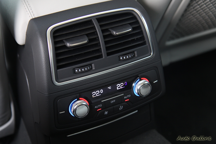 後座乘客同樣享有左右獨立恆溫空調。