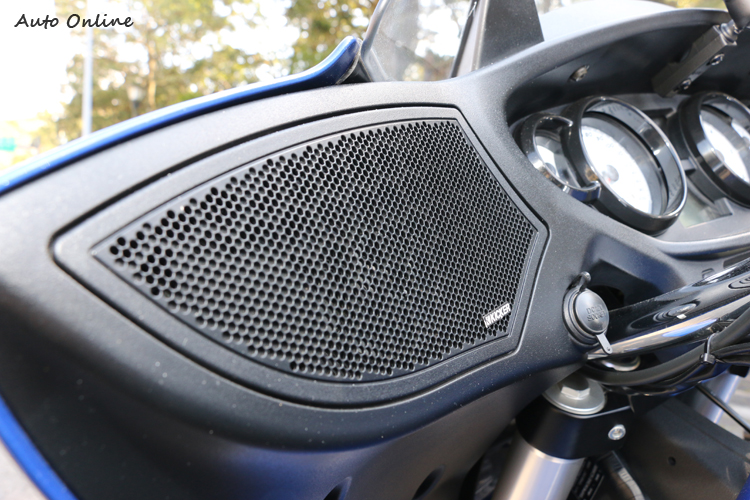 旅行怎麼可以少了音樂,透過KICKER PREMIUM SPEAKERS揚聲器讓旅行更有聲有色。