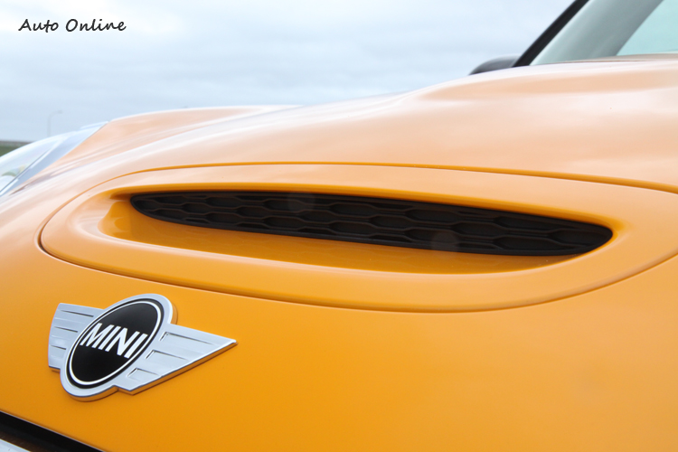 雖然是渦輪增壓車款,不過Cooper S引擎蓋上的通風孔是裝飾用的,並沒有相通到引擎室。