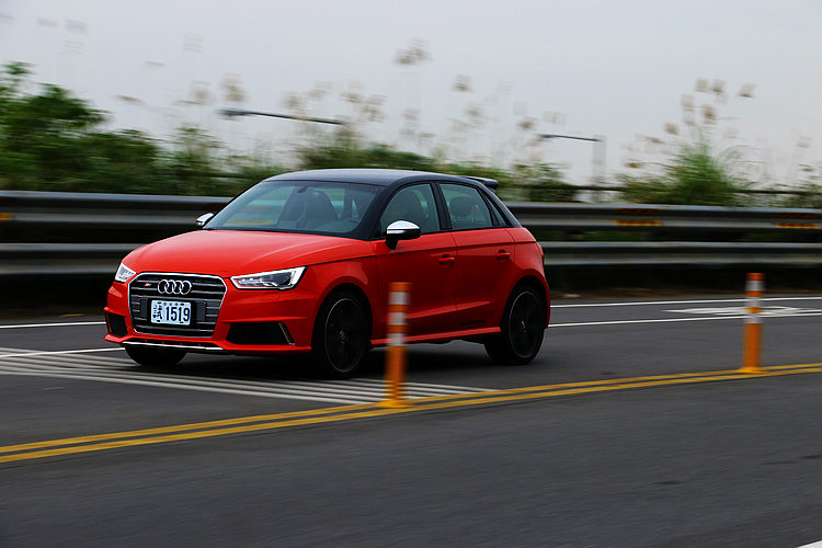 動力曲線分佈幾乎貫穿引擎的全轉速區域,有助於馳騁快感。