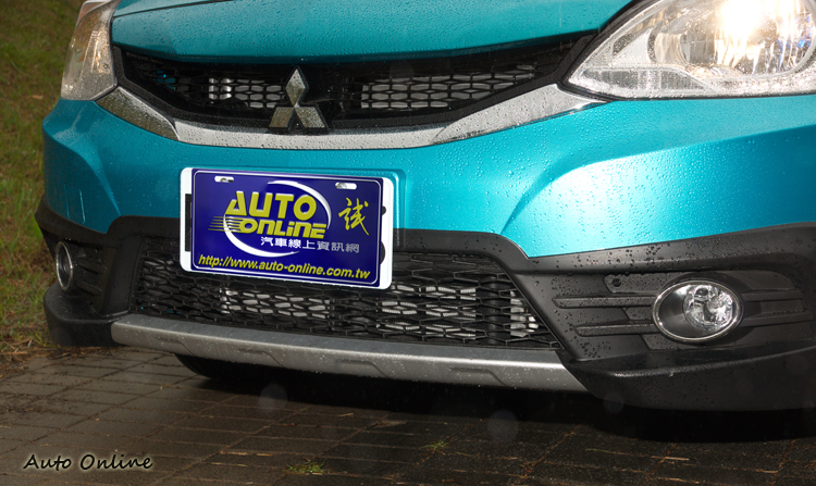 黑色車身護板從車頭開始包圍車身四周。