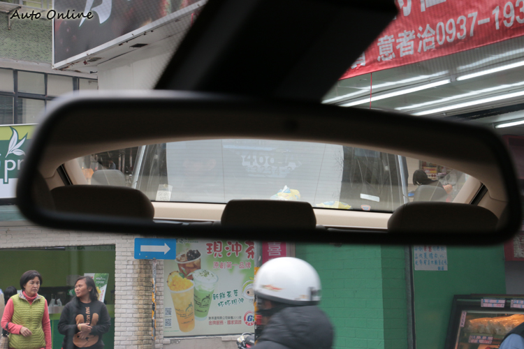 車尾掀背造型設計,影響後視鏡的辨識力。