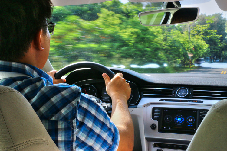 中控台上的「節能建議」可以提供駕駛當前的駕駛方式省油程度,左邊數字越高,代表越省油。