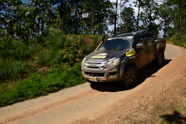 從拉力賽轉戰越野拉力賽的車手ARAI,在日本有著很高的資名度。