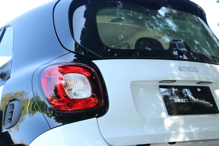 尾燈從舊款分離設計改為整合一體式,車尾還是一貫精巧可愛。