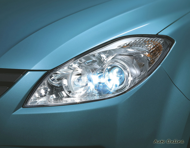 原廠設計之HID頭燈會嚴格要求光形分佈,買市售HID自行安裝。在光源、光型及水平調整上都比較容易出問題。