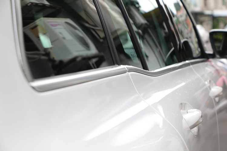 除了造型更富越野車特質,GLB階梯式側窗下緣也頗有自己的特色。