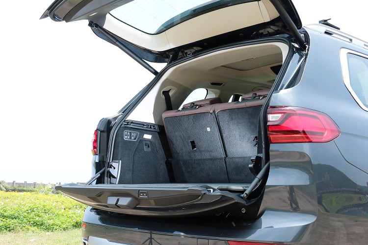 後車廂尾門有電動啟閉功能,開啟的結構採上下兩片模式。