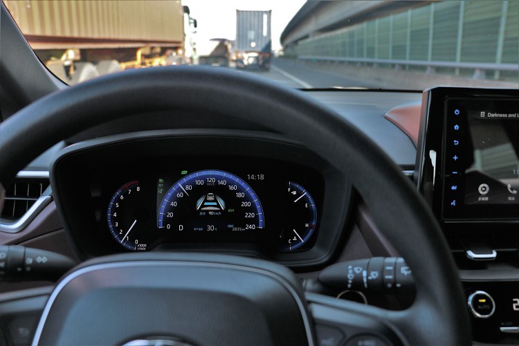 汽油尊爵版本的安全配備夠完整,基本的ACC主動車距、LTA車道巡跡輔助就能滿足所有消費者期望。