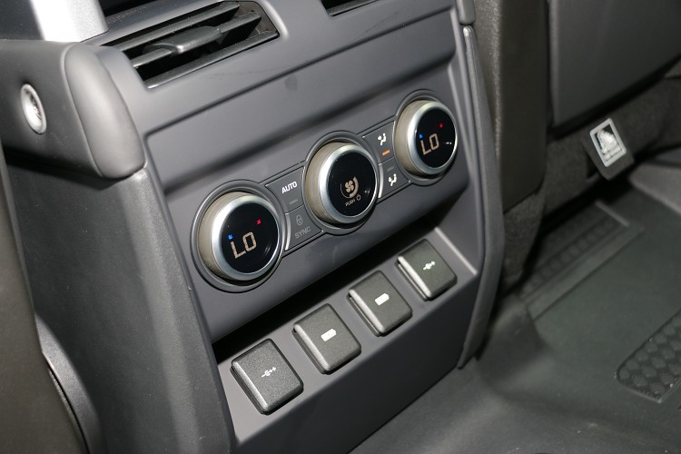 後座有獨立空調系統,另外處處可見USB充電孔,再多的電子設備也不怕。