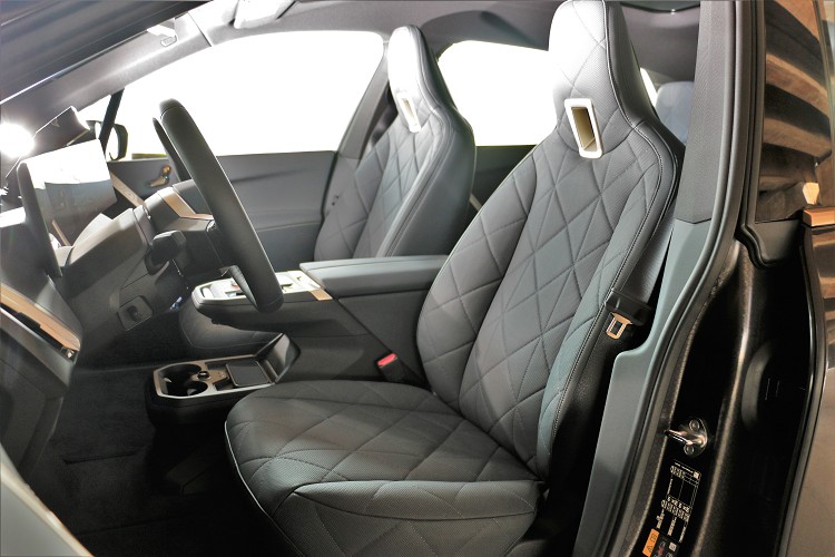 座椅採一體式造型,以橄欖葉鞣製天然真皮材質,呈現出的質感頗具水準。