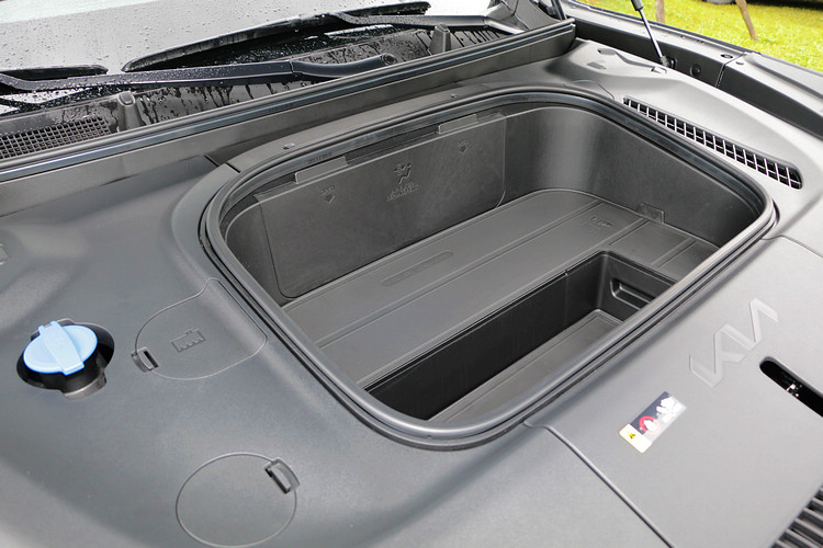 車頭置物空間同時也是作為簡易維修保養窗口。