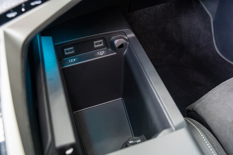 中控台下方的方正置物空間與兩個USB-C及一個12V電源插孔