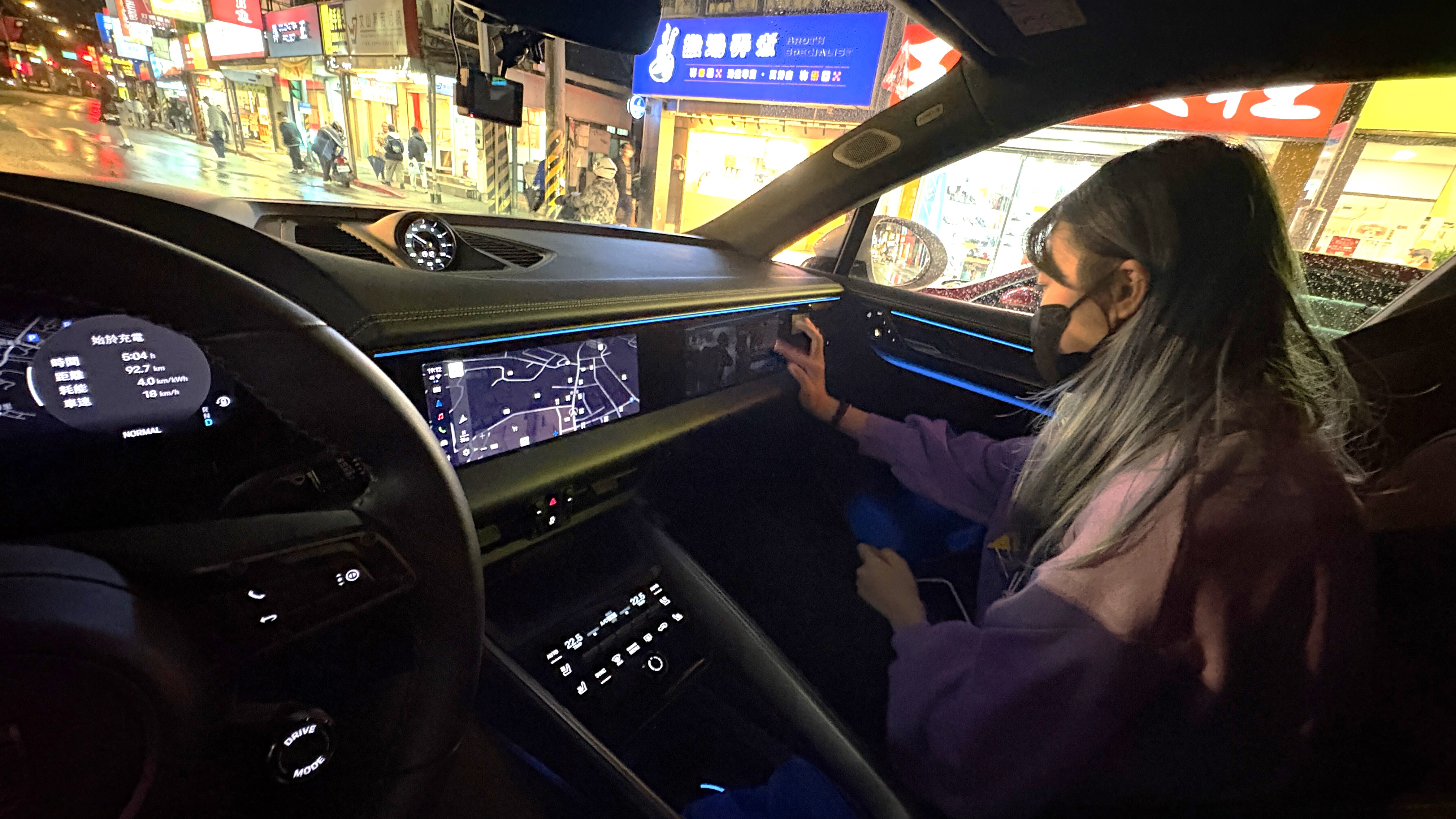 副駕駛的10.9吋數位螢幕為選配，確保安全，駕駛時正駕駛是不能使用與看到這塊螢幕。