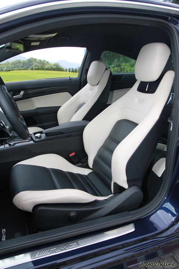 AMG專屬座椅,沒有陷進去被綁住的感覺,坐起來也很舒服。