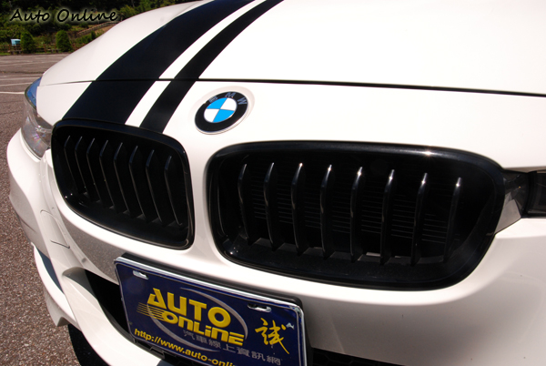 雙腎形的水箱護罩從鍍鉻改為黑色,至於漂不漂亮就見仁見智,但確實有散發年輕、運動氛圍。