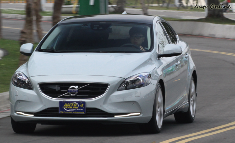 車頭包括引擎蓋以X字樣為主軸,透過降低加寬的水箱護罩一路延伸到大燈處並包覆日行燈,整體造型更加有氣勢。