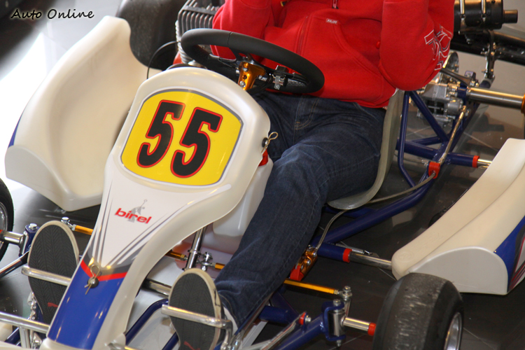 雙腳微微彎曲,用大腿力量夾緊油箱,防止身體晃動。