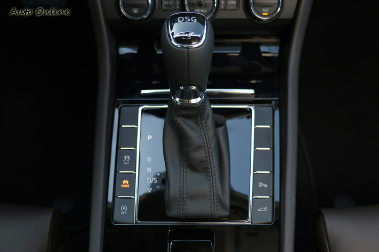 DSG六速自手排變速系統,排檔旁有行車模式切換按鍵。