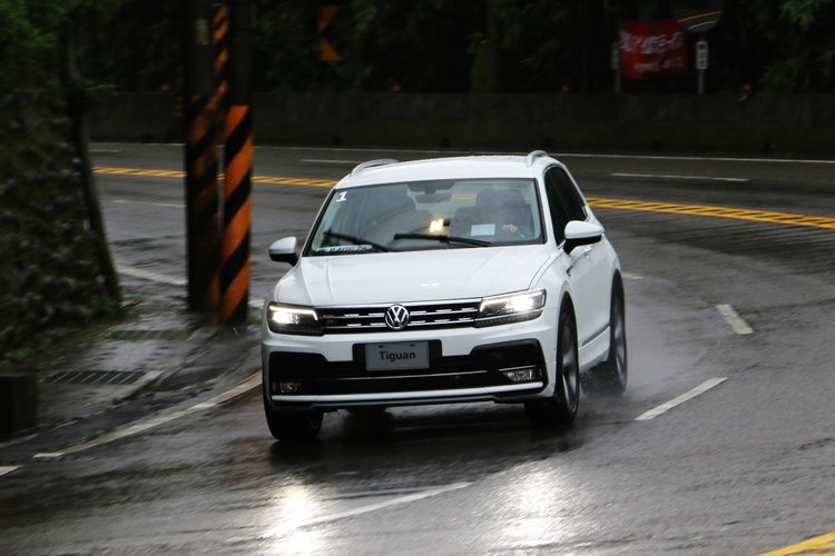 即使在雨中快速過彎,車輪所提供的循跡性還是讓人相當安心。